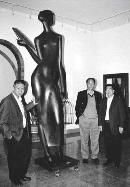 2004年，陈逸飞（右）护送自己的雕塑作品《上海少女》至观复博物馆，马未都（左）和邓南威迎接