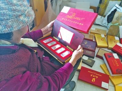 周老太的一间房子里，堆满了她购买的收藏品。