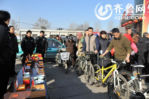 退赃大会集中返还出租车1辆、山地车1辆，苹果笔记本电脑一台、价值100余万元的古玩一宗等，总价值120余万元。