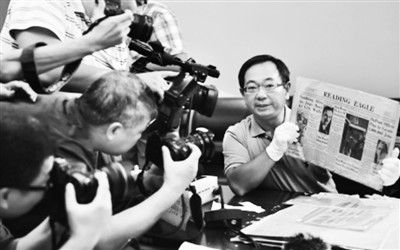 美籍华人鲁照宁捐赠南京大屠杀珍贵史料。 　　（图片</p>

<p>　　<strong>海外华人捐赠珍贵文物</strong></p>

<p>　　12月8日，美籍华人鲁照宁、陈灿培先生到南京，向纪念馆捐赠了他们从世界各地搜集的百余件抗战文物。当天，祖籍南京的鲁照宁先生带来了自己搜集的侵华日军酒杯、新闻照片等文物史料共计73件。</p>

<p>　　据了解，这些珍贵的史料都是鲁照宁先生用自己的积蓄从世界各地的拍卖网站竞拍得来。他表示，虽然搜集这些物证难度很大，但是揭露侵华日军在南京犯下的暴行，让全世界人民知道这段历史真正发生过是他坚持的最大动力。</p>

<p>　　鲁照宁已移居美国34年，自2004年以来，他先后6次为纪念馆共征集到各种文物史料580件，多与日军侵略南京相关。</p>

<p>　　此外，美籍华侨陈灿培捐赠了美国发行的《生活》杂志，其中刊载了日军在南京制造大屠杀惨案的图文记载。</p>

<p>　　<strong>丰富史料为日军侵华罪行添铁证</strong></p>

<p>　　纪念馆馆长朱成山表示，文物是历史的参与者，这是任何第二手材料所不可代替的，它以自己的经历和存在提供给观众原始的感性材料。</p>

<p>　　在鲁照宁先生为纪念馆捐赠的文物中，很多都是国内首次见到的珍贵纸制文物。他捐赠的照片中，有日军在南京拍摄的慰安妇照片、南京沦陷后日军在南京的生活照、国际媒体拍摄的日军占领南京的原始照片等。其中《肯》(KEN)杂志内就有留在南京的美国人以“THE&nbsp;SACK&nbsp;OF&nbsp;NANKING”为题口述的南京大屠杀历史。</p>

<p>　　朱成山称，鲁照宁先生捐赠的文物种类丰富，其中意大利、加拿大、法国等媒体有关日军侵华暴行的披露，填补了纪念馆的空白，很有研究价值。</p>

<p>　　在揭露侵华日军南京大屠杀罪行的物证中，美籍华侨陈灿培捐赠了世界上最早记录南京大屠杀惨案的图文报道，即1938年5月16日美国发行的《生活》杂志，其中就有关于1937年12月13日日军在南京制造大屠杀惨案的记载。</p>

<p>　　据朱成山介绍，这份证物是由当时在南京的美国人约翰现场拍摄所得，由第三国刊登，见证了日军当年的暴行，是一件最好的物证。</p>

<p>　　<strong>华媒华人助力国家公祭</strong></p>

<p>　　12月初，来自世界五大洲14个国家和地区的16家海外华文媒体采访团参观了纪念馆并与史学专家进行了深入座谈。</p>

<p>　　座谈会上，海外华文媒体纷纷表示，目前关于南京大屠杀的历史，海外宣传的力度还不够；他们将发挥自身传播优势，更好地在国际上揭露南京大屠杀的真相。首个国家公祭日，更将是他们近期报道的重中之重。</p>

<p>　　已定居日本30年的《中日新报》社长刘成表示，作为身处海外的华文媒体人，深感国家公祭日扩大南京大屠杀真相传播面的迫切。刘成说：“日本80万华侨盼望着这一天(12月13日)，海外几千万华侨华人盼望着这一天。”</p>

<p>　　今年的国家公祭活动得到了海外华侨华人广泛的响应，在国内进行首次国家公祭的当天，大洋彼岸的美国、加拿大等多地的海外华人与热爱和平的国际友人，将与南京同步举行哀悼和纪念活动。</p>

<p>　　美国旧金山华人收藏家刘磊表示，“公祭是对生命的纪念和祭奠，也是对战争的反思。”</p>

<p>　　海外华侨华人搜集的珍贵史料，见证着中华民族曾经经历的沧桑，也守护着中华民族那段不容湮灭的历史记忆。</p>

<p>　　</p>
<!-- publish_helper_end -->
                 

					<div class=