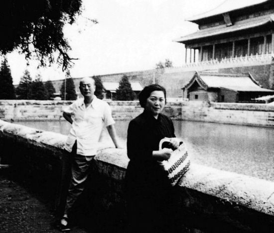 张伯驹、潘素夫妇参观故宫后在护城河留影