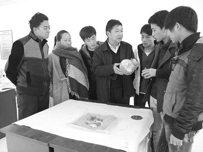 文物专家授课，既传经验，又练眼力。