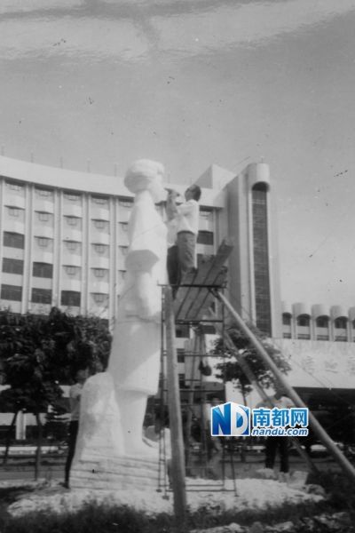 陈铁军雕塑的设计、创造者张满汉当年工作的情形。(受访者提供)