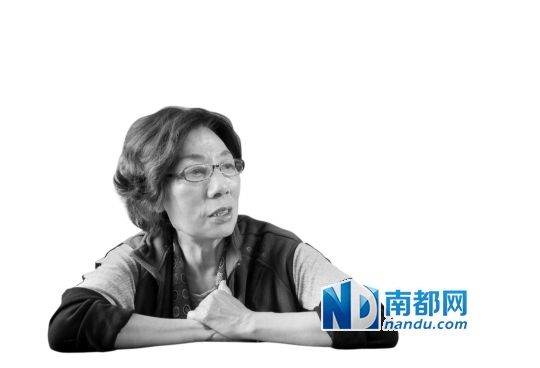 ←雕塑家鄢云讲述陈铁军雕像创作故事。