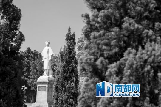 陈铁军公园的雕像落成已有23年，前来瞻仰的市民常年不断。