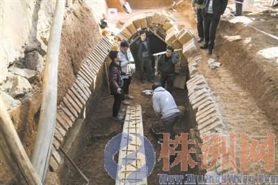 11月25日，在石峰区田心一条正在改造的道路上，施工队不经意一挖，一座东汉墓葬重见天日。