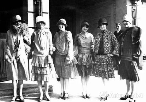 这种样式的服装在1920 年可是最新潮最前卫的