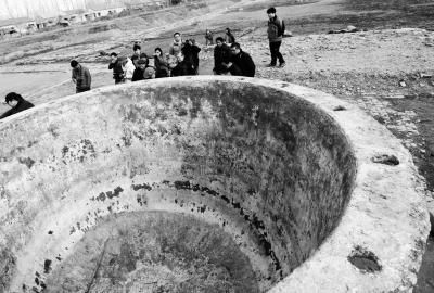 　　12月19日，文物考古专家、学者在泗州城遗址勘查出土文物。新华社发 