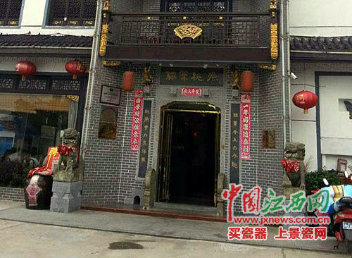 这对石狮原来一直放在酒店门外。(被盗前图片)