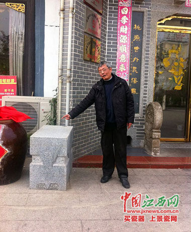 如今酒店门前只剩下了底座