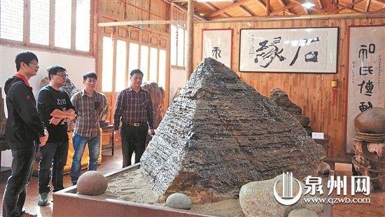 这块天然奇石像座“金字塔”