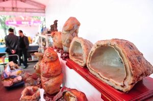 ▲外形怪异、中空的奇石。