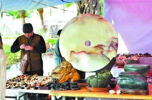 玉石大如圆盆。