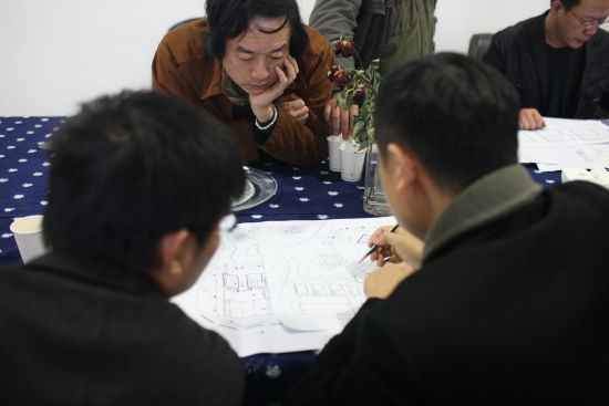 可一画家村的艺术家们在讨论画家村建设图纸 