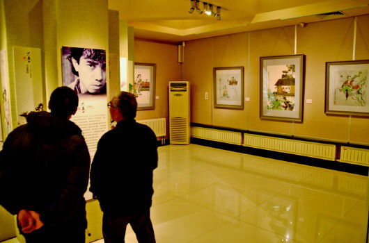 几名市民在参观美术馆。