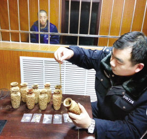 天津铁路公安处民警通过车站视频顺藤摸瓜，将两名骗子抓获。图为行骗的工具