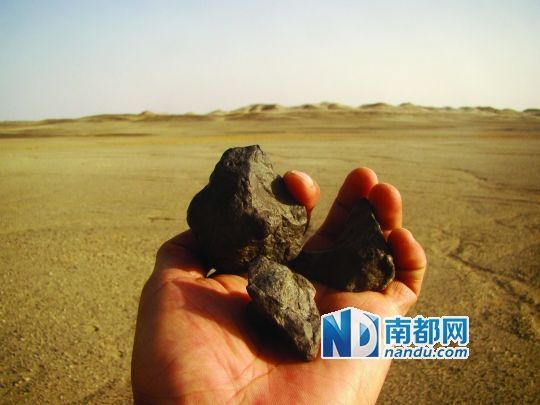 陨石猎人曾在沙漠地区寻找到真陨石。民间科考队供图