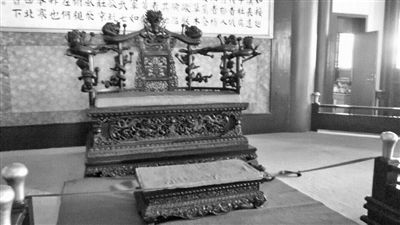 阅江楼红木龙椅  通讯员 任贵林 摄