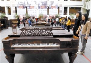 展览中的古董钢琴吸引了许多市民前来参观。 深圳特区报记者 齐洁爽 摄