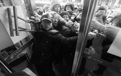 图为今天一大早，东城区邮票公司刚一开门，大批等候的市民便一拥而入 摄 法制晚报记者 曹博远