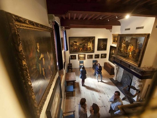 伦勃朗故居的客厅里挂满油画，画家在这里招待客人或是前来买画的顾客。