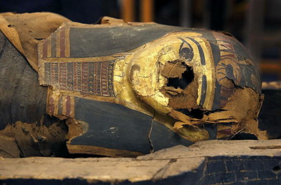 古埃及石棺首见天日 木乃伊脚趾外露
