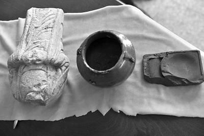 　　上图：古井里出土的釉罐和石像。唐建摄