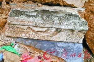 炮楼被毁的砖石上有古朴的花纹。