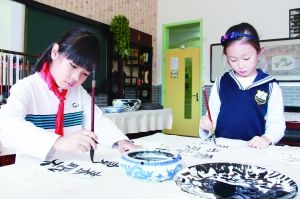 朝阳实验小学的学生在书法专用教室上课。