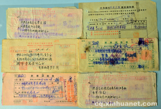  重庆民间收藏人展示大量战时保育会相关金融票据  李相博 摄