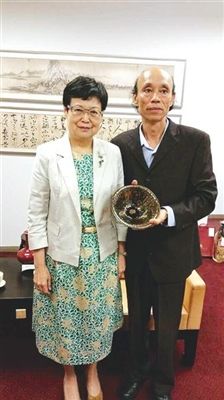 黄美金（右）与台北故宫博物院院长冯明珠合影