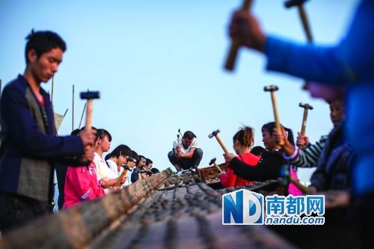  昨天下午，容桂东逸湾，中法艺术公园开幕式上，志愿者展示行为艺术，用锤子捶打埃菲尔铁桥拆卸后的钢铁。南都记者 郑俊彬 摄