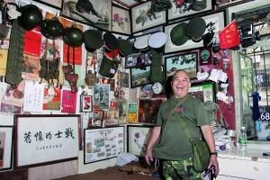 黄昌就家中的收藏室里，放着他从上世纪八十年代开始收藏的上千藏品。