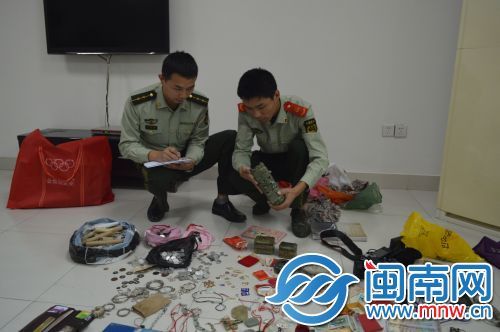 台商区公安清点赃物