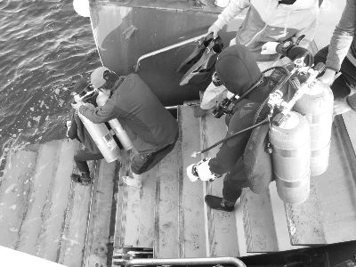 考古队员试用船载潜水梯