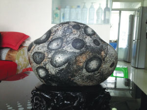 “龙戏珠”图案的奇石背面。 