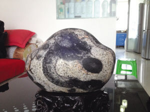 “龙戏珠”图案的奇石正面。