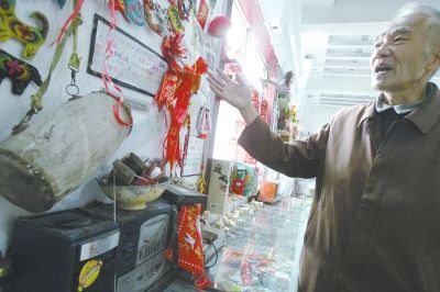 李先生的藏品中，锅碗瓢盆、琴棋书画样样俱全。记者闫化庄摄影