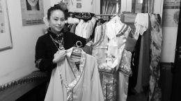 刘影向记者展示自己收藏的部分衣服。