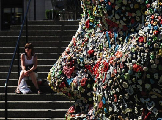 加艺术家发动路人用口香糖创作2米高雕像