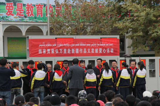 画家贾紫弘为喀什市第二十七中学捐赠书籍