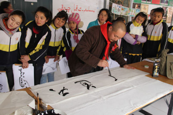 义卖活动现场 画家贾紫弘写书法