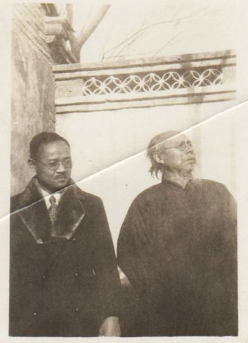 1930年胜泉外吉（左）与齐白石（右）在北京合影 胜泉外吉当时是野口勇北京之行的接待者。 胜泉先生孙女 Shar lynn Circo女士供图