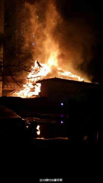 据网友@光耀时尚暴军卿11月14日凌晨，位于义井街的太原伏龙寺突发大火，不到1小时，这座历史可追溯到北齐天宝年间的寺院被烧毁，令人万分痛心！火患猛于虎啊！