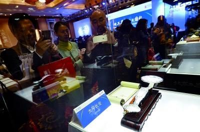 入选礼品《太平长安》足银如意引来不少人关注 摄/记者 刘畅