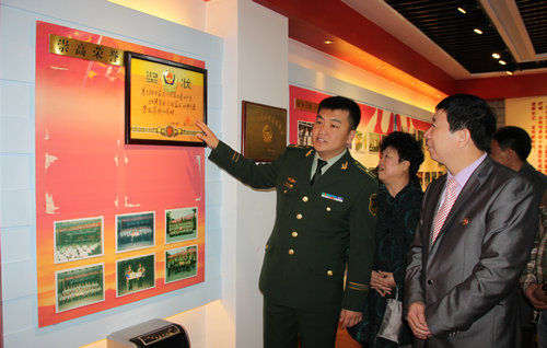 特勤中队指导员林士群带来艺术家参观荣誉室