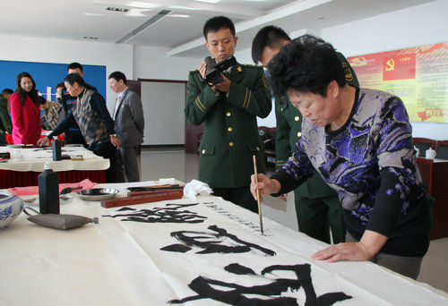 著名书画家沈丽洲为消防官兵现场创作