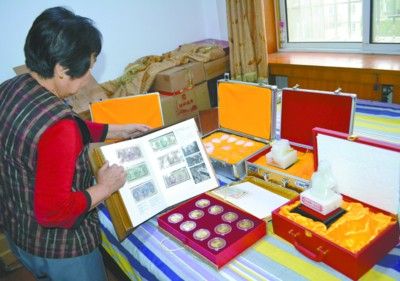 李淑香（化名）在整理她的收藏品。记者 阎昱颖 摄