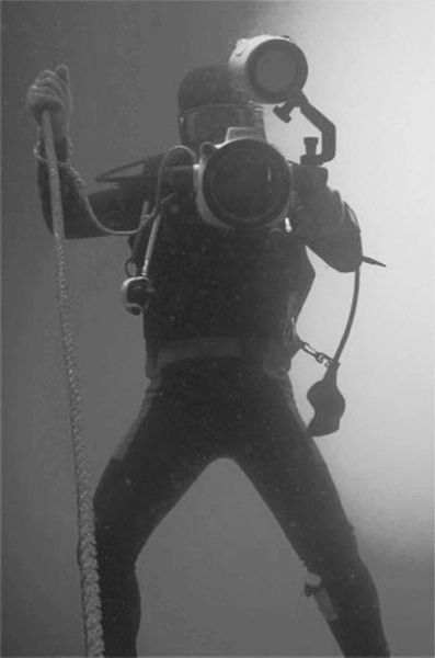 考古人员在海底拍照