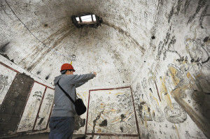韩休墓墓室内北壁东部红框内的山水画很显眼，是目前考古发现的唐代最早的独屏山水画